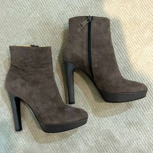 Vince Camuto stiletto booties Gray Suede and Lizard 6.5m, 4.25 in heel